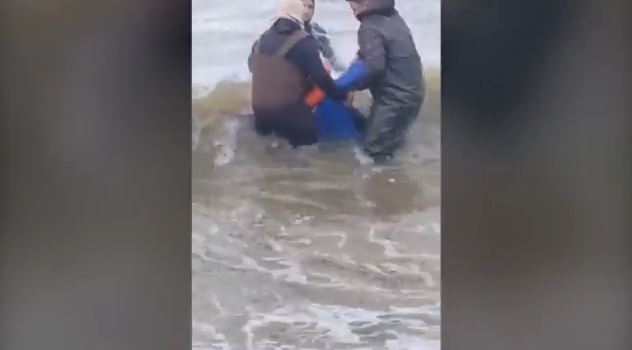 Στρυμόνας: «Πήρα την απόφαση και μπήκα» – Ο ήρωας σέρφερ που έσωσε ψαρά