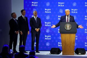 Νταβός: Προσηλωμένη στην εφαρμογή της εμπορικής συμφωνίας ΗΠΑ – ΕΕ δηλώνει τώρα η Ουάσινγκτον