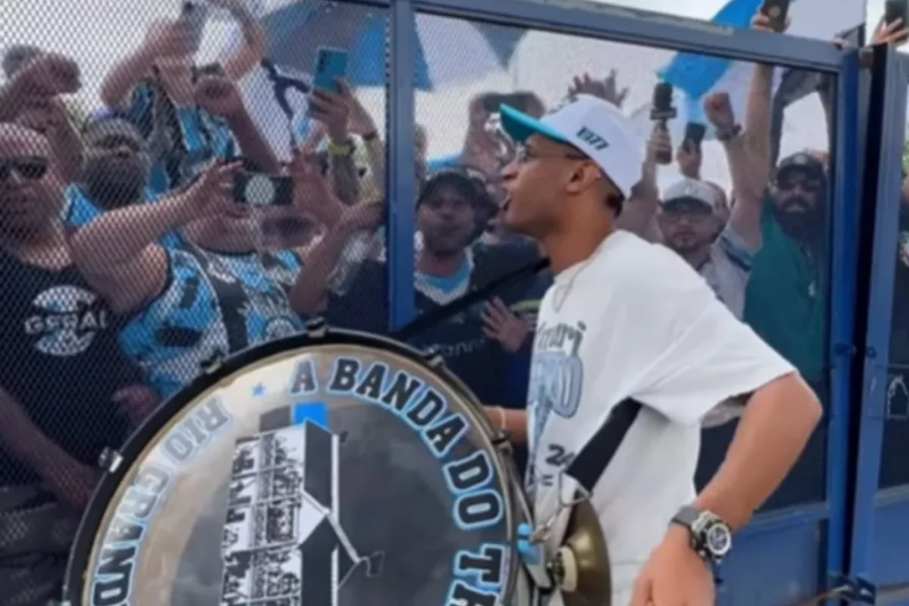 Πήρε το τύμπανο ο Τετέ και τραγούδησε σύνθημα! (video)