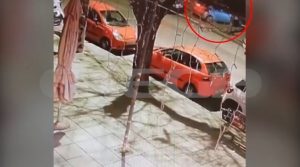 Θεσσαλονίκη: Καρέ καρέ η τρελή πορεία της οδηγού που παρέσυρε 15 παρκαρισμένα αυτοκίνητα – «Κόλλησε το γκάζι…»