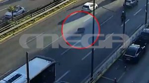 Παραλίγο τραγωδία στη Συγγρού: Τηλεόραση εκσφενδονίζεται από αυτοκίνητο εν κινήσει (video)