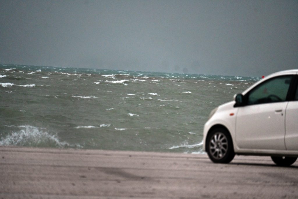 Κακοκαιρία: Τεράστια κύματα στην Τήνο παρασέρνουν αυτοκίνητα – Απίστευτο βίντεο