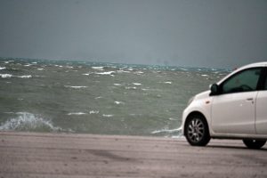 Κακοκαιρία: Τεράστια κύματα στην Τήνο παρασέρνουν αυτοκίνητα – Απίστευτο βίντεο