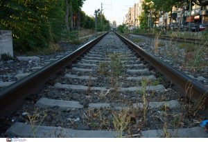 Σκηνές τρόμου στο κέντρο της Αθήνας – Μεθυσμένος Αμερικανός μπασκετμπολίστας οδηγούσε πάνω στις γραμμές του τρένου