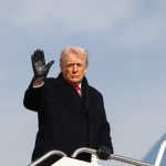 «Πρόεδρε όχι»: Όλοι πιέζουν να μην γίνει επίθεση – Ο Τραμπ ευχαριστεί (!) το Ιράν με το μυαλό στη Γροιλανδία