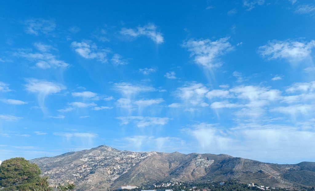 Ουρές «κρέμονται» από τα σύννεφα: Τι είναι το φαινόμενο virga στον ουρανό της Αττικής