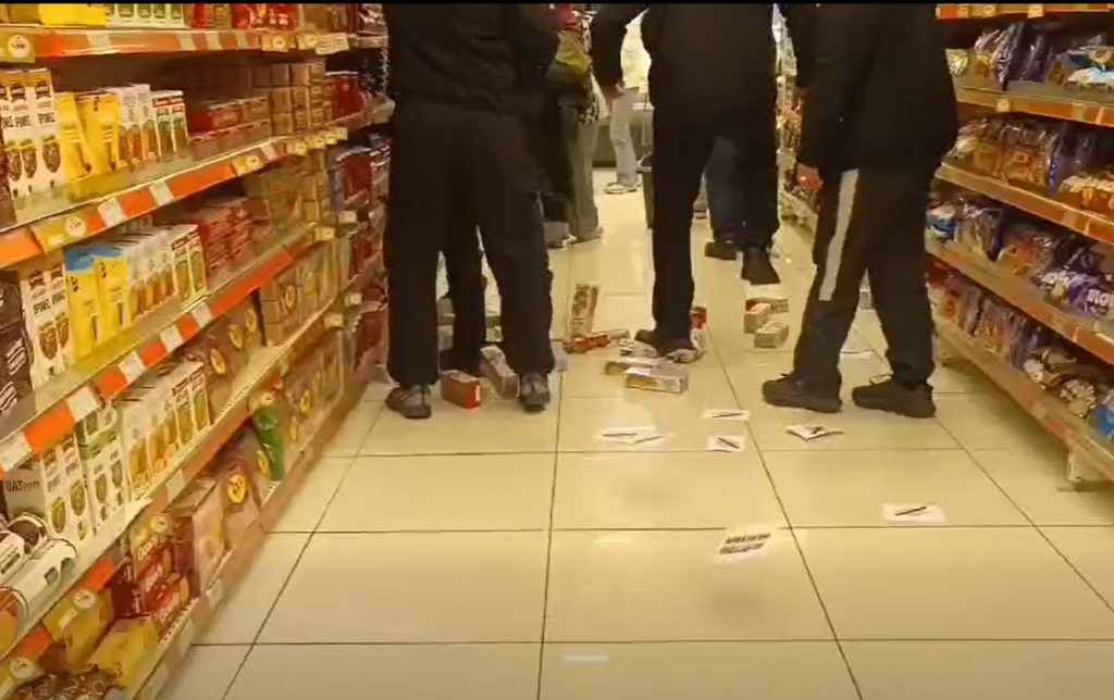 Έκαναν «έφοδο» σε σούπερ μάρκετ του Βόλου και πέταξαν από τα ράφια τα προϊόντα «Βιολάντα» (video)