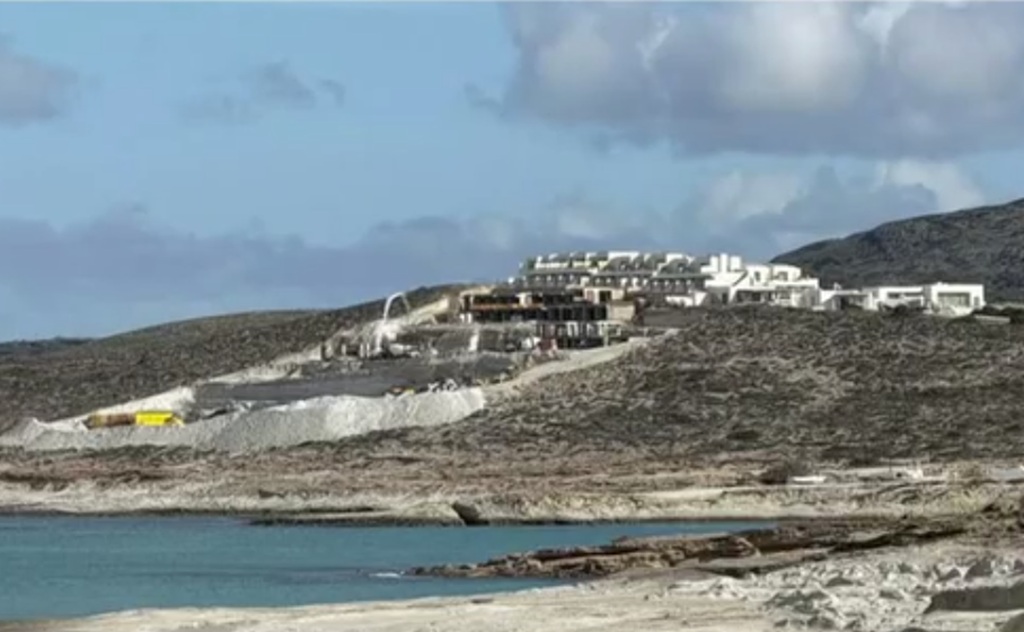 Μήλος: Παγώνουν τα έργα για την επέκταση ξενοδοχείου κοντά στο Σαρακήνικο με απόφαση του ΣτΕ