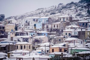 Χειμωνιάτικο σκηνικό σε όλη τη χώρα: Πού ρίχνει χιόνια – Επιδείνωση με έντονα φαινόμενα από τη Τρίτη