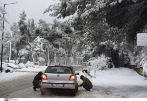 Καρδίτσα: Έντονη χιονόπτωση, υποχρεωτικές οι αντιολισθητικές αλυσίδες – Απαγόρευση κυκλοφορίας βαρέων οχημάτων
