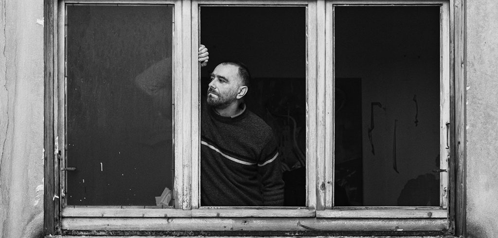 «Ο Κόσμος Είναι Ένας»: Ο Κωνσταντίνος Βήτα «συνομιλεί» με το έργο του Γιάννη Ρίτσου στο Θέατρο Ολύμπια «Μαρία Κάλλας»