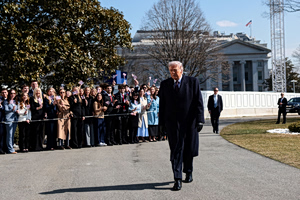 Μυρίζει μπαρούτι: Όλοι έτοιμοι για την επίθεση αλλά ο Τραμπ μαδάει τη μαργαρίτα