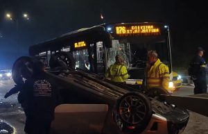 Σοβαρό τροχαίο με λεωφορείο και Ι.Χ. στον Σκαραμαγκά – Απεγκλώβισαν τον οδηγό του Ι.Χ. οι πυροσβέστες (video)