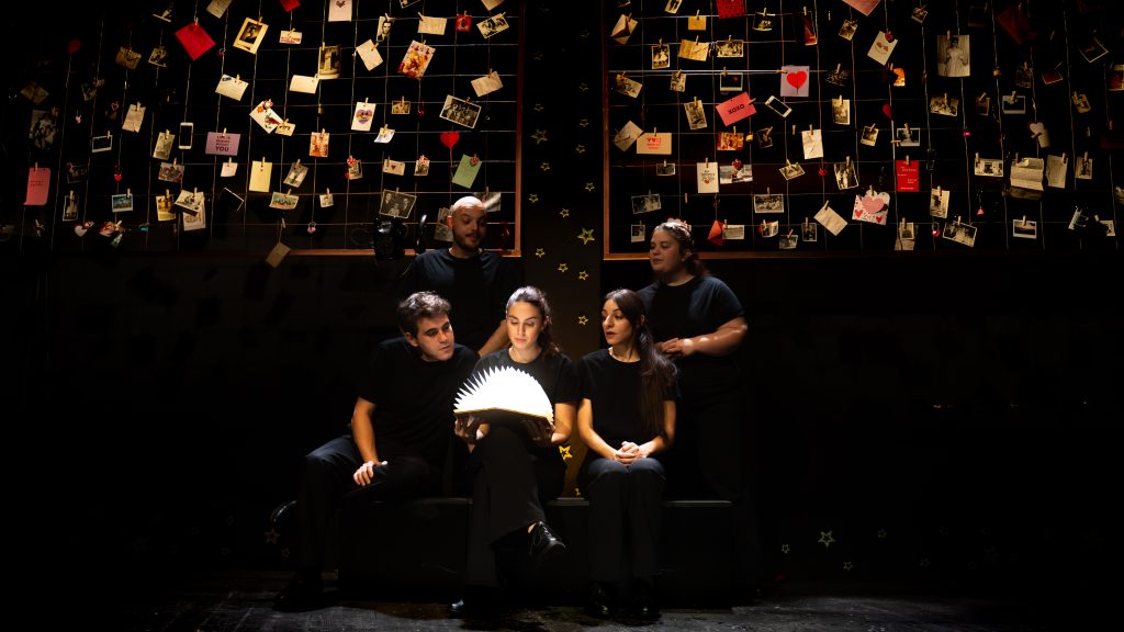 «Αστερόσκονη»: Μία παράσταση για τα ίχνη του έρωτα στο Θέατρο Σημείο