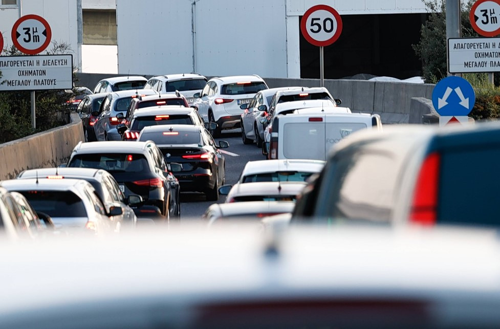 Κίνηση στους δρόμους: Στο «κόκκινο» ο Κηφισός – Μεγάλες καθυστερήσεις στην Αττική Οδό