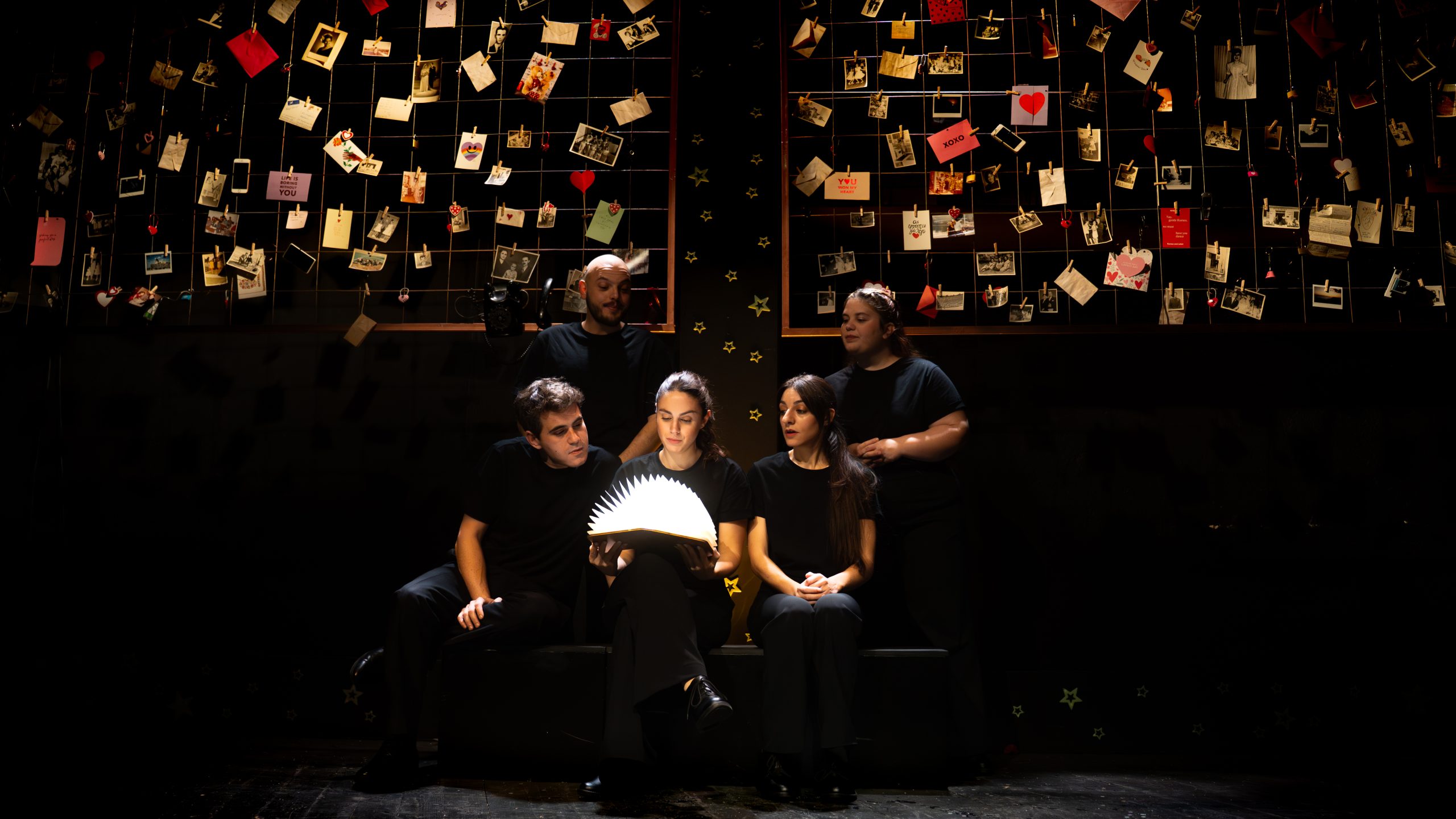 &laquo;&Alpha;&sigma;&tau;&epsilon;&rho;ό&sigma;&kappa;&omicron;&nu;&eta;&raquo;: &Mu;ί&alpha; &pi;&alpha;&rho;ά&sigma;&tau;&alpha;&sigma;&eta; &gamma;&iota;&alpha; &tau;&alpha; ί&chi;&nu;&eta; &tau;&omicron;&upsilon; έ&rho;&omega;&tau;&alpha; &sigma;&tau;&omicron; &Theta;έ&alpha;&tau;&rho;&omicron; &Sigma;&eta;&mu;&epsilon;ί&omicron;