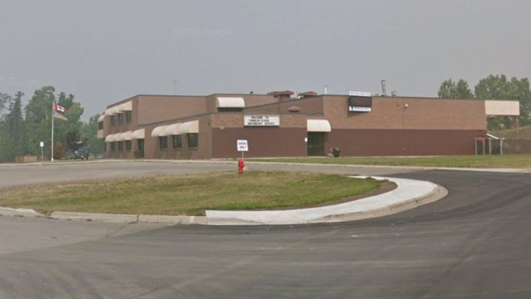 Διασταύρωση και κτίριο