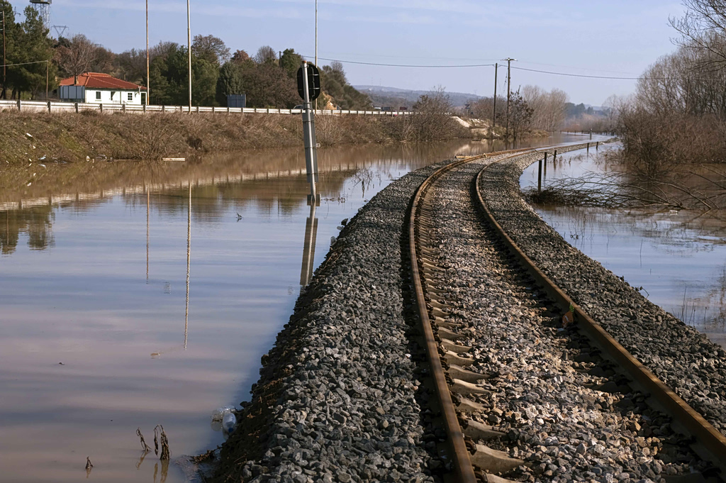 Έβρος: Σε «κόκκινο συναγερμό» για τις πλημμύρες – 112 στα Λάβαρα για υπερχείλιση ποταμού