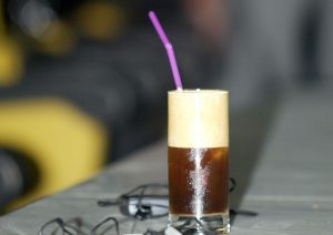 Ο φραπέ επιστρέφει: Ο κλασικός καφές που πίναμε όλοι το ’90 ανανεώνεται από τη Gen Z