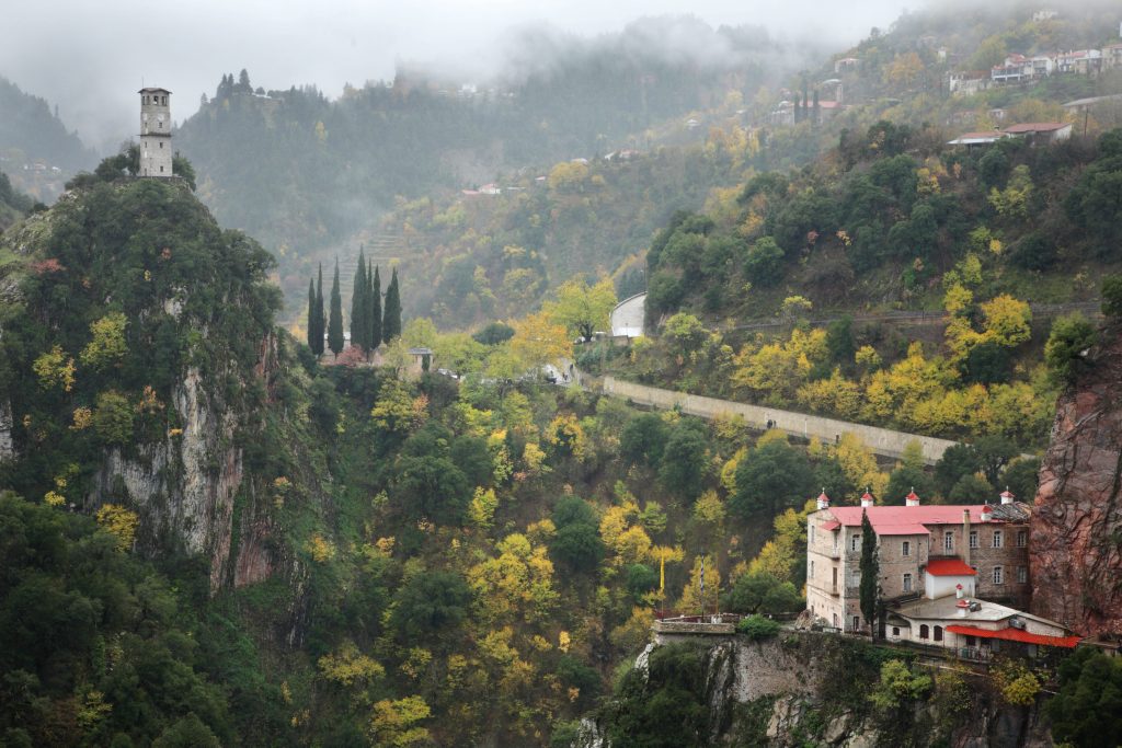 Ευρυτανία: Βουτιά θανάτου σε γκρεμό 300 μέτρων – Νεκρός ο οδηγός του ΙΧ