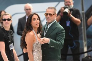 Με την 33χρονη σύντροφό του ο Μπραντ Πιτ στην Ύδρα – Ποια είναι η Ινές Ντε Ραμόν