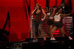 Viral στιγμή: H πτώση της Cardi B από καρέκλα στη σκηνή και το τρολάρισμα στην κυβέρνηση των ΗΠΑ – Δείτε video