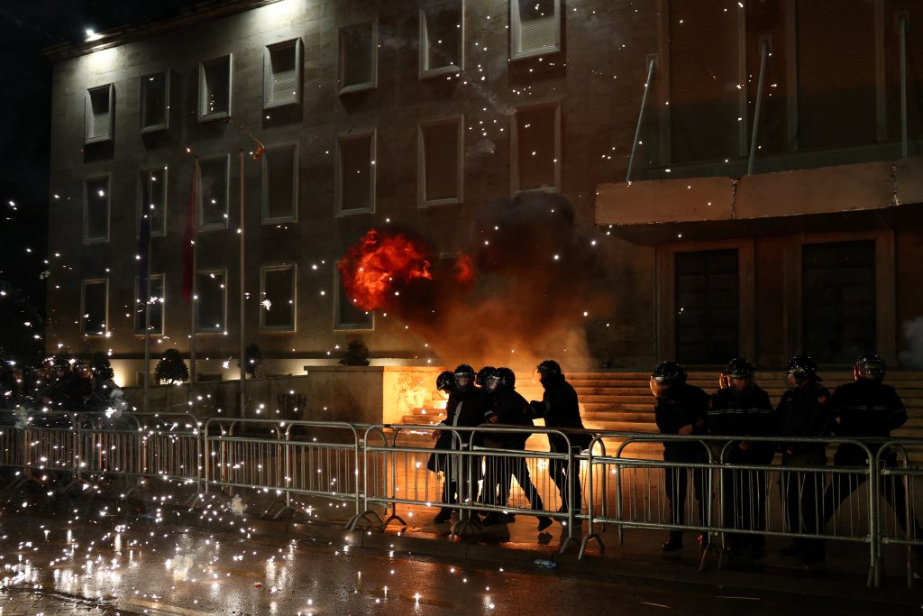 Χάος στην Αλβανία: Μολότοφ και πέτρες σε αντικυβερνητική διαδήλωση στα Τίρανα – 16 αστυνομικοί τραυματίες