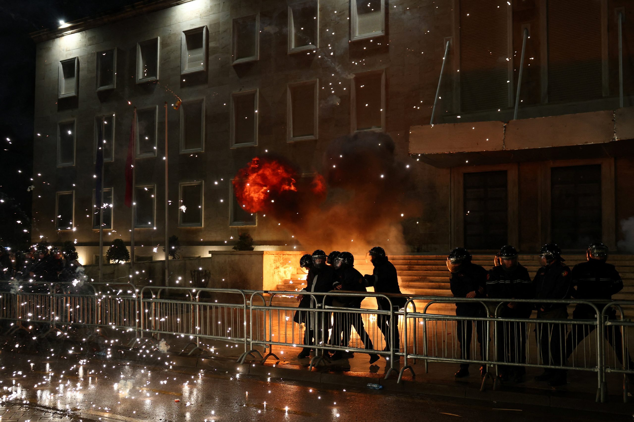 &Chi;ά&omicron;&sigmaf; &sigma;&tau;&eta;&nu; &Alpha;&lambda;&beta;&alpha;&nu;ί&alpha;: &Mu;&omicron;&lambda;ό&tau;&omicron;&phi; &kappa;&alpha;&iota; &pi;έ&tau;&rho;&epsilon;&sigmaf; &sigma;&epsilon; &alpha;&nu;&tau;&iota;&kappa;&upsilon;&beta;&epsilon;&rho;&nu;&eta;&tau;&iota;&kappa;ή &delta;&iota;&alpha;&delta;ή&lambda;&omega;&sigma;&eta; &sigma;&tau;&alpha; &Tau;ί&rho;&alpha;&nu;&alpha;