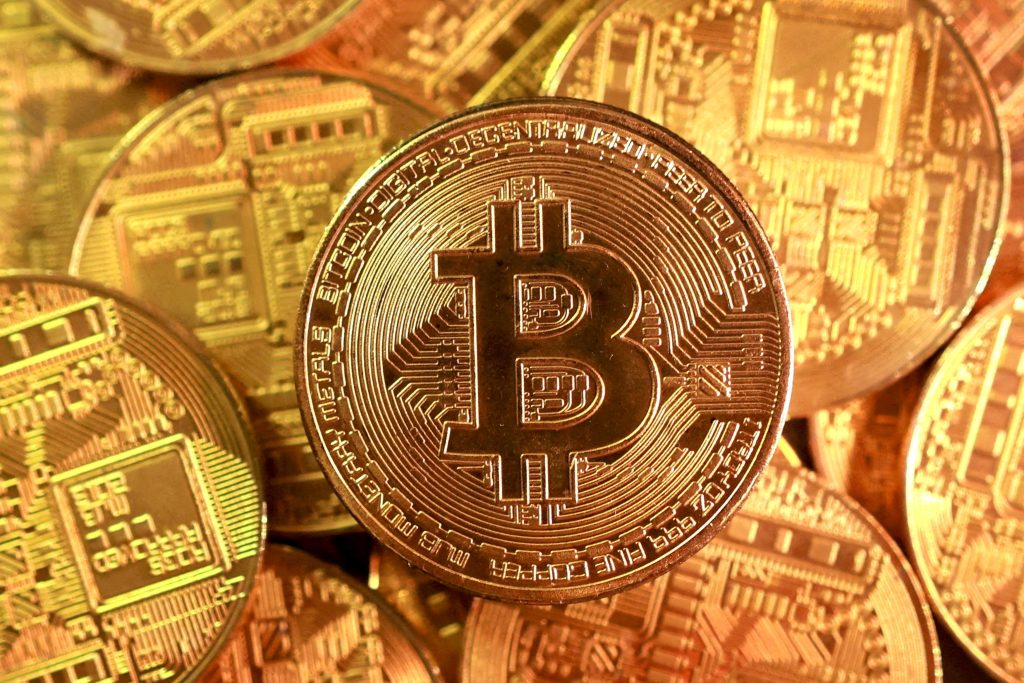 Bitcoin: Έχασε τη μισή του αξία και το ερώτημα είναι πού θα σταματήσει η πτώση