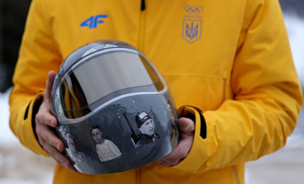 Χειμερινοί Ολυμπιακοί: Ο Ζελένσκι καταδικάζει τον αποκλεισμό Oυκρανού αθλητή Χεράσκεβιτς λόγω του «κράνους μνήμης»