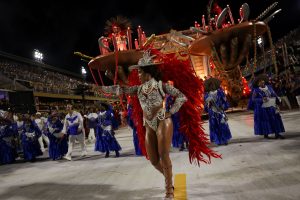 Βραζιλία: Σε ρυθμούς σάμπα το Ρίο Ντε Τζανέιρο – Ξεκίνησε το μεγαλύτερο καρναβάλι στον κόσμο