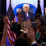 O Τραμπ αυξάνει στο 15% τους δασμούς για κάθε εισαγώμενο προΐόν στις ΗΠΑ