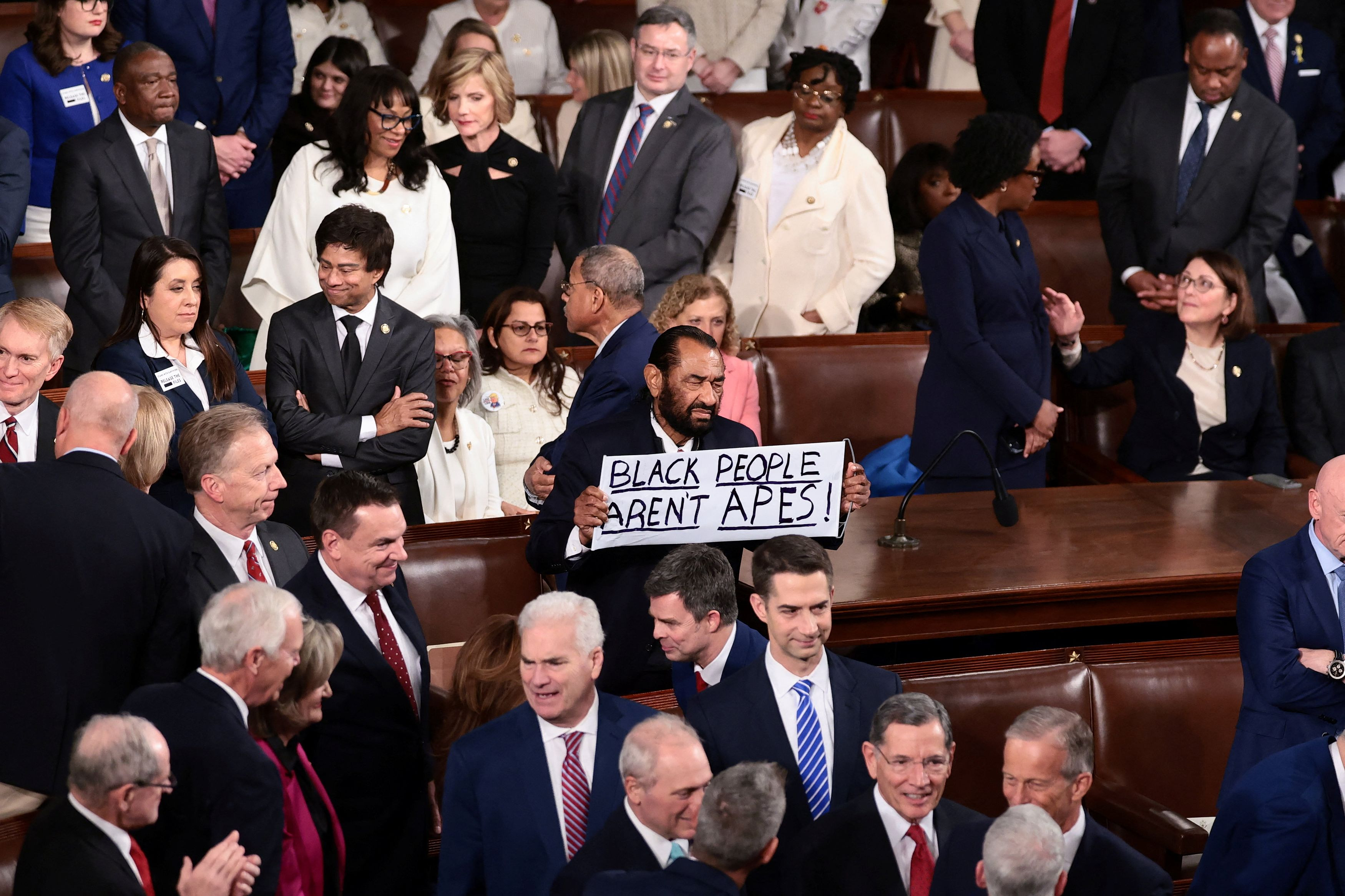 &laquo;&Omicron;&iota; &mu;&alpha;ύ&rho;&omicron;&iota; &delta;&epsilon;&nu; &epsilon;ί&nu;&alpha;&iota; &pi;ί&theta;&eta;&kappa;&omicron;&iota;&raquo;: &Sigma;ά&lambda;&omicron;&sigmaf; &mu;&epsilon; &tau;&omicron; &pi;&lambda;&alpha;&kappa;ά&tau; &delta;&eta;&mu;&omicron;&kappa;&rho;&alpha;&tau;&iota;&kappa;&omicron;ύ &beta;&omicron;&upsilon;&lambda;&epsilon;&upsilon;&tau;ή &kappa;&alpha;&tau;ά &tau;&eta;&nu; &omicron;&mu;&iota;&lambda;ί&alpha; &Tau;&rho;&alpha;&mu;&pi; &sigma;&tau;&omicron; &Kappa;&omicron;&gamma;&kappa;&rho;έ&sigma;&omicron;