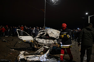 Συντριβή αεροπλάνου στη Βολιβία Διασώστης σε συντρίμμια αεροπλάνου