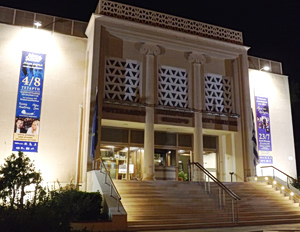 Νεοκλασικό θέατρο βράδυ