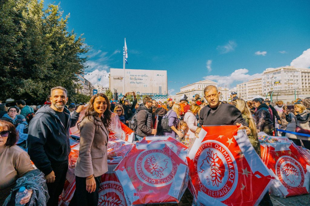 Πειραιάς: Εντυπωσιακό καρναβαλοπάρτι στην πλατεία Κοραή – Κούλουμα στη Φρεαττύδα την Καθαρά Δευτέρα