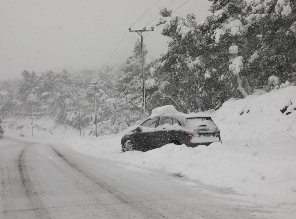 Έντονη χιονόπτωση στον Λαϊλιά Σερρών: 15 άτομα εγκλωβίστηκαν με 4 αυτοκίνητα – Eπιχειρούν εκχιονιστικά και Πυροσβεστική