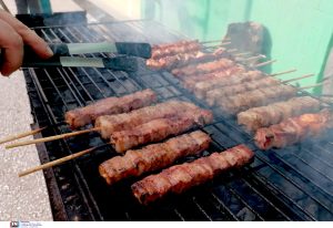 Τσικνοπέμπτη: Αρνί, μοσχάρι και λουκάνικα σε τιμές σοκ – Πόσο θα κοστίσει το τσίκνισμα φέτος;