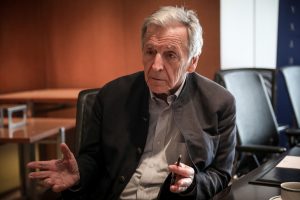 Κώστας Γαβράς στο «Νσυν»: «Πρέπει να θυμόμαστε την ιστορία του Γρ. Λαμπράκη σε καιρούς σκοτεινούς»