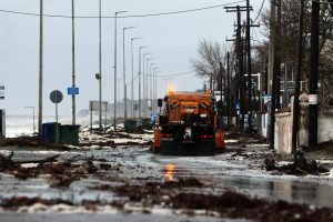 Kαταστροφές από την κακοκαιρία: Πλημμύρες σε δρόμους και σπίτια στον Αγιόκαμπο – Tόνους λάσπης αποκάλυψε το πρώτο φως της μέρας