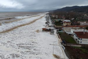 Επελαύνει η κακοκαιρία σε ηπειρωτική και νησιωτική Ελλάδα – Πλημμύρες, κατολισθήσεις και εικόνες καταστροφής