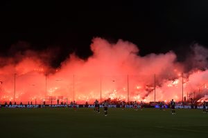 Η Τούμπα «φλέγεται» για τους επτά φιλάθλους: Σταμάτησε το παιχνίδι στο συμβολικό 27ο λεπτό