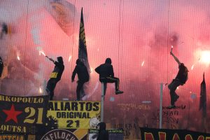 ΔΕΑΒ: Δύο χρόνια αποκλεισμός για οπαδούς της ΑΕΚ που πέταξαν ομπρέλα στο ντέρμπι με τον Ολυμπιακό