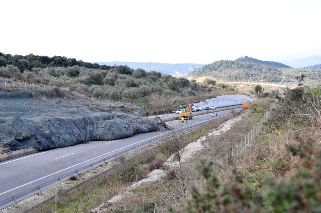 Τρίμηνη ταλαιπωρία στην Ιονία Οδό – Κλειστό το ρεύμα προς Αντίρριο λόγω του ρήγματος