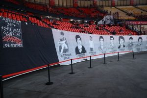 Τα πανό των φιλάθλων του Ολυμπιακού για τα θύματα της Θύρας 7