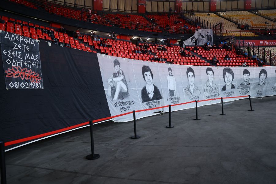 Τα πανό των φιλάθλων του Ολυμπιακού για τα θύματα της Θύρας 7