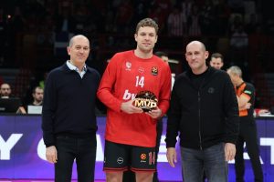 Οι πρόεδροι του Ολυμπιακού βράβευσαν τον Βεζένκοφ, ως MVP του Ιανουαρίου στην Euroleague