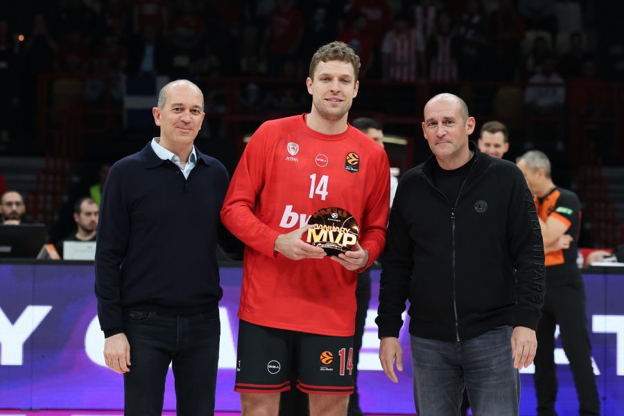 Οι πρόεδροι του Ολυμπιακού βράβευσαν τον Βεζένκοφ, ως MVP του Ιανουαρίου στην Euroleague