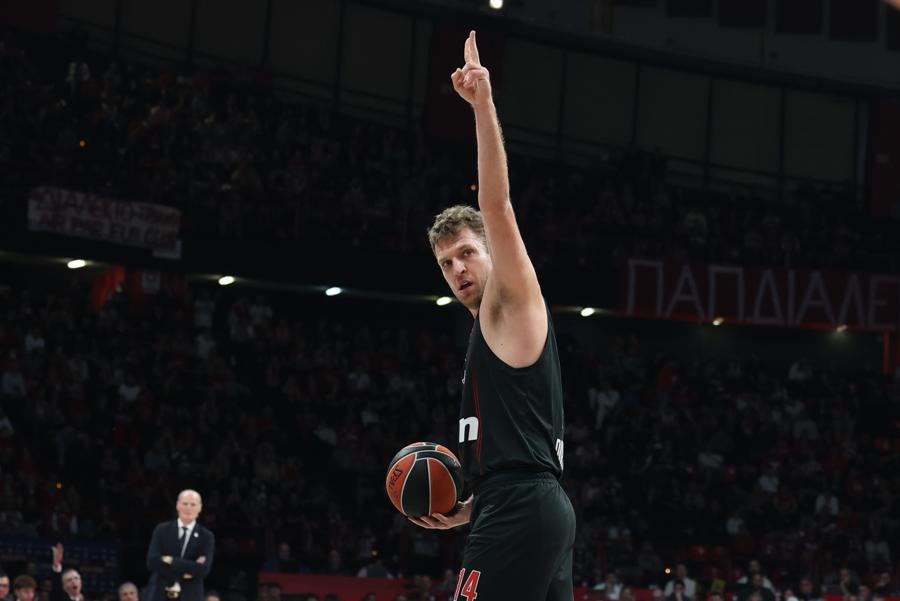 Ασταμάτητος Βεζένκοβ στο πρώτο ημίχρονο – Έβαλε 15 πόντους σε 13 λεπτά απέναντι στη Βίρτους