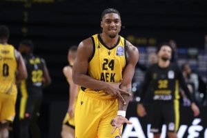 Η ΑΕΚ άντεξε, έκανε την ανατροπή με το Μαρούσι και έφτασε τις 10 σερί νίκες